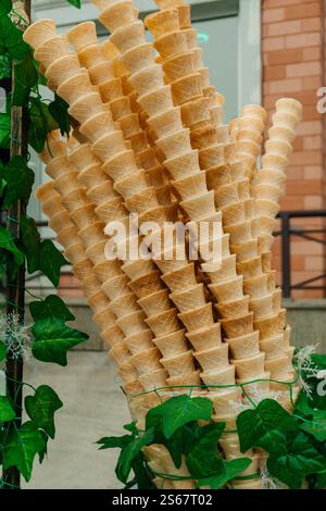 Waffelkegel für Eis im Vergnügungspark. Leere Eiskegel im Geschäft Stockfoto