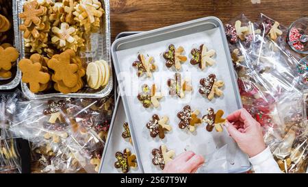 Weihnachtsplätzchen in Schokolade getaucht, mit Nuss belegt, ordentlich verpackt Stockfoto