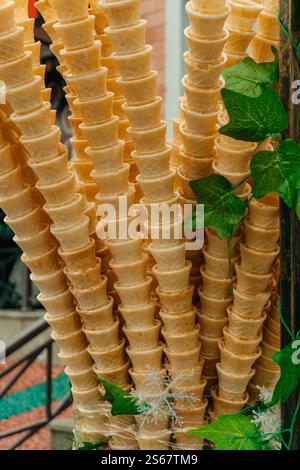 Waffelkegel für Eis im Vergnügungspark. Leere Eiskegel im Geschäft Stockfoto