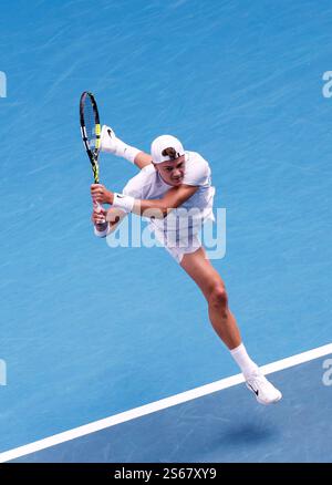 Melbourne, Australien. Januar 2025. Holger Rune aus Dänemark trifft im 2. Runde-Spiel der Männer beim Australian Open Tennis-Turnier in Melbourne, Australien, am 16. Januar 2025 auf Matteo Berrettini aus Italien zurück. Quelle: Ma Ping/Xinhua/Alamy Live News Stockfoto