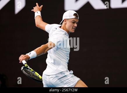 Melbourne, Australien. Januar 2025. Holger Rune aus Dänemark trifft im 2. Runde-Spiel der Männer beim Australian Open Tennis-Turnier in Melbourne, Australien, am 16. Januar 2025 auf Matteo Berrettini aus Italien zurück. Quelle: Ma Ping/Xinhua/Alamy Live News Stockfoto