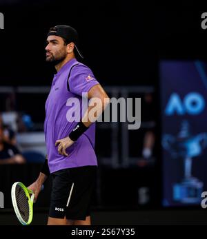 Melbourne, Australien. Januar 2025. Matteo Berrettini aus Italien reagiert auf den Wettbewerb gegen Holger Rune aus Dänemark während des 2. Runde-Spiels der Männer beim Australian Open Tennis-Turnier in Melbourne, Australien, am 16. Januar 2025. Quelle: Ma Ping/Xinhua/Alamy Live News Stockfoto