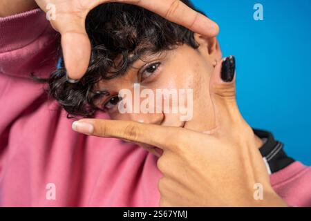 Modischer hispanischer Mann, der mit seinen Händen eine Geste macht Stockfoto