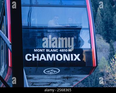 Eine Seilbahn bringt die Passagiere von Aiguille du Midi hinunter und bietet einen atemberaubenden Blick auf den Mont Blanc und die schneebedeckten Gipfel der französischen Alpen. Stockfoto