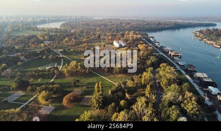 Luftaufnahme des Usce Stadtparks in der Nähe des Flusses. Toller Blick aus der Vogelperspektive auf den Park und den Stausee. Stockfoto