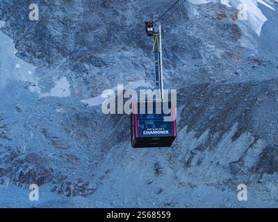 Eine Seilbahn bringt die Passagiere von Aiguille du Midi hinunter und bietet einen atemberaubenden Blick auf den Mont Blanc und die schneebedeckten Gipfel der französischen Alpen. Stockfoto