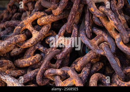 Nahaufnahme von rostigen Ketten in der Gegend von Old Leigh in Leigh-on-Sea in Essex, Großbritannien. Stockfoto