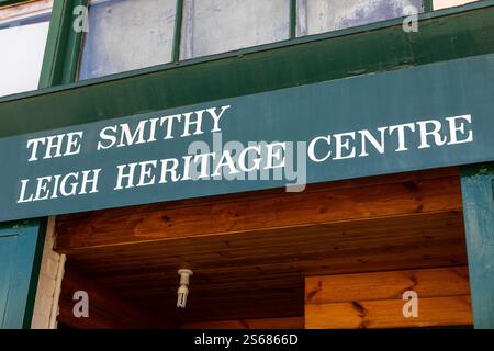 Essex, Großbritannien - 15. August 2024: Schild über dem Eingang zum Leigh Heritage Centre in der Gegend von Leigh-on-Sea in Essex, Großbritannien. Stockfoto