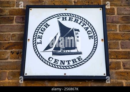 Essex, Vereinigtes Königreich - 15. August 2024: Das Schild an der Außenseite des Leigh Heritage Centre in der Gegend von Leigh-on-Sea in Essex, Vereinigtes Königreich. Stockfoto