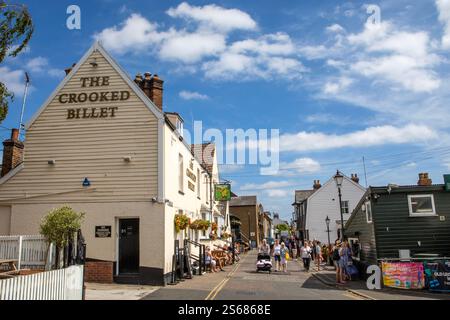 Essex, Großbritannien - 15. August 2024: Blick auf die High Street in der Gegend von Old Leigh in Leigh-on-Sea in Essex, Großbritannien. Stockfoto