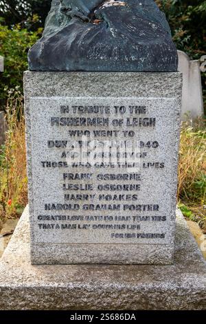 Essex, Vereinigtes Königreich - 15. August 2024: Gedenkstätte in St. Clements Churchyard in Leigh-on-Sea, Essex, in Erinnerung an die Fischer von Leigh, die nach Dunkirk gingen Stockfoto