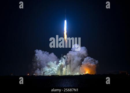 CAPE CANAVERAL, FLORIDA, USA - 16. Januar 2025 - die Blue Origin New Glenn 1-Rakete ( NG-1 ) startet in floridem Glanz von der Cape Canaveral Air Force Station Stockfoto