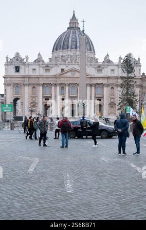 Rom, Italien. Januar 2025. Die Besucher schlendern über die Via della Conciliazione, die während des katholischen Jubiläumsjahres zum Vatikan und zum Petersdom führt. (Foto: Andrea Ronchini/Pacific Press) Credit: Pacific Press Media Production Corp./Alamy Live News Stockfoto