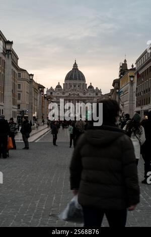 Rom, Italien. Januar 2025. Die Besucher schlendern über die Via della Conciliazione, die während des katholischen Jubiläumsjahres zum Vatikan und zum Petersdom führt. (Foto: Andrea Ronchini/Pacific Press) Credit: Pacific Press Media Production Corp./Alamy Live News Stockfoto