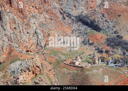 Das Noravank Kloster aus dem 13. Jahrhundert befindet sich in einer malerischen Schlucht mit roten steilen Klippen. Armenien Stockfoto