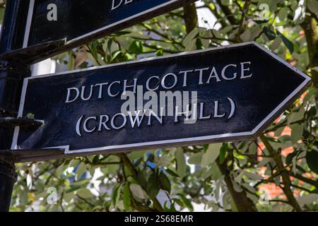 Ein Wegweiser zum Dutch Cottage - ein lokaler Ort von Interesse in der Marktstadt Rayleigh in Essex, Großbritannien. Stockfoto