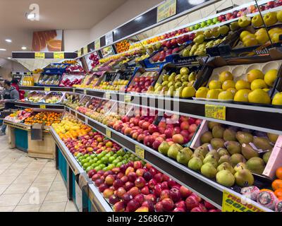 Farbenfrohe Ausstellung von frischem Obst in einem Supermarkt tagsüber Stockfoto