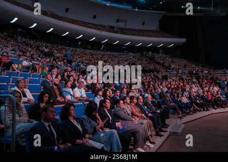 Moskau - 11. April 2024: Eine Menge von Menschen nimmt aufmerksam an der Open Innovations Konferenz Teil, die im modernen Theatersaal stattfindet. Stockfoto