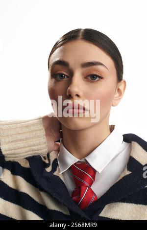 Eine junge Frau mit emotionalem Ausdruck zeigt ihren Stil in einem zeitgenössischen Studio. Stockfoto