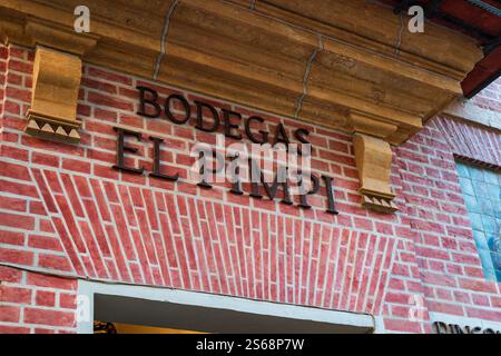 Malaga, Spanien 30. Dezember 2024 Schild am Eingang zum Tapas-Restaurant „Bodegas El Pimpi“ Stockfoto