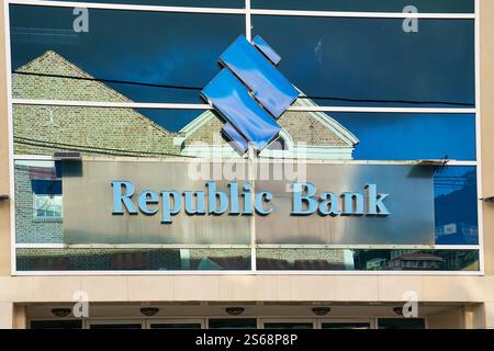 Saint George s, Grenada, Karibik - 10. Januar 2025: Die Republik Bank in Saint George s, Grenada. Eine bekannte Bank in der Karibik, deren moderne Glas- und Metallfassade ihre Umgebung widerspiegelt *** die Republic Bank in Saint George s, Grenada. Eine bekannte Bank in der Karibik, deren moderne Fassade mit Glas und Metall die Umgebung reflektiert Stockfoto