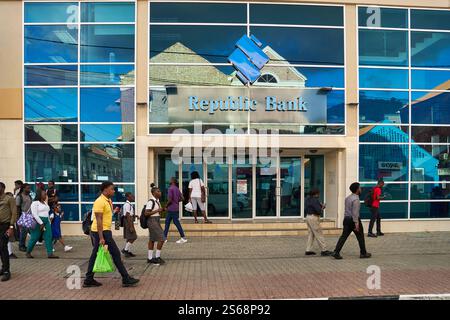 Saint George s, Grenada, Karibik - 10. Januar 2025: Die Republik Bank in Saint George s, Grenada. Eine bekannte Bank in der Karibik, deren moderne Glas- und Metallfassade ihre Umgebung widerspiegelt *** die Republic Bank in Saint George s, Grenada. Eine bekannte Bank in der Karibik, deren moderne Fassade mit Glas und Metall die Umgebung reflektiert Stockfoto