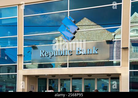 Saint George s, Grenada, Karibik - 10. Januar 2025: Die Republik Bank in Saint George s, Grenada. Eine bekannte Bank in der Karibik, deren moderne Glas- und Metallfassade ihre Umgebung widerspiegelt *** die Republic Bank in Saint George s, Grenada. Eine bekannte Bank in der Karibik, deren moderne Fassade mit Glas und Metall die Umgebung reflektiert Stockfoto