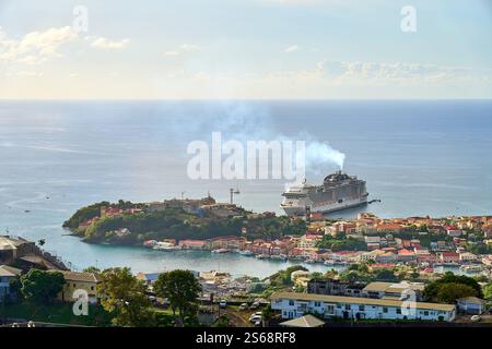 Saint George s, Grenada, Karibik - 10. Januar 2025: Blick auf das Kreuzfahrtschiff MSC Virtuosa im Hafen von Saint George s, der Hauptstadt von Grenada, mit der malerischen Karibikküste im Hintergrund *** Blick auf das Kreuzfahrtschiff MSC Virtuosa im Hafen von Saint George s, der Hauptstadt von Grenada, mit der malerischen Karibikküste im Hintergrund Stockfoto