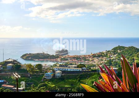 Saint George s, Grenada, Karibik - 10. Januar 2025: Blick auf das Kreuzfahrtschiff MSC Virtuosa im Hafen von Saint George s, der Hauptstadt von Grenada, mit der malerischen Karibikküste im Hintergrund *** Blick auf das Kreuzfahrtschiff MSC Virtuosa im Hafen von Saint George s, der Hauptstadt von Grenada, mit der malerischen Karibikküste im Hintergrund Stockfoto