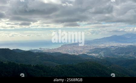 Blick auf die Stadt Malaga aus dem nahe gelegenen Naturpark Montes de Málaga Stockfoto
