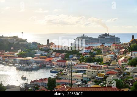 Saint George s, Grenada, Karibik - 10. Januar 2025: Blick auf das Kreuzfahrtschiff MSC Virtuosa im Hafen von Saint George s, der Hauptstadt von Grenada, mit der malerischen Karibikküste im Hintergrund *** Blick auf das Kreuzfahrtschiff MSC Virtuosa im Hafen von Saint George s, der Hauptstadt von Grenada, mit der malerischen Karibikküste im Hintergrund Stockfoto