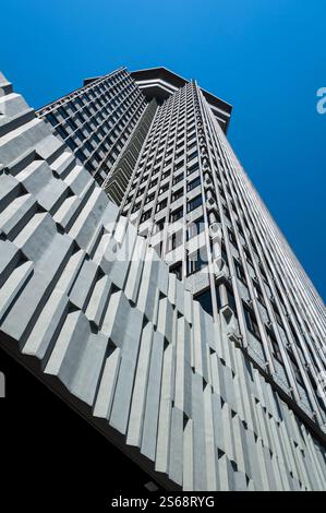 Edificio Colón auch bekannt als Drassanes-Turm, ein Beispiel für die Architektur des Brutalismus in Barcelona, Ciutat Vella, Spanien Stockfoto