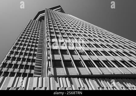 Edificio Colón auch bekannt als Drassanes-Turm, ein Beispiel für die Architektur des Brutalismus in Barcelona, Ciutat Vella, Spanien Stockfoto