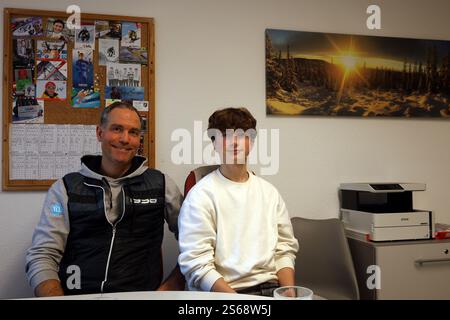 Furtwangen, Deutschland. Januar 2025. Vater und Sohn: Nik Kullmann (Internatleiter Ski Internat Furtwangen und Sohn Yann Kullmann (SC Hinterzarten) beim Interviewtermin am SKIF/dpa/Alamy Live News Stockfoto