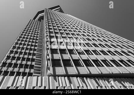 Edificio Colón auch bekannt als Drassanes-Turm, ein Beispiel für die Architektur des Brutalismus in Barcelona, Ciutat Vella, Spanien Stockfoto