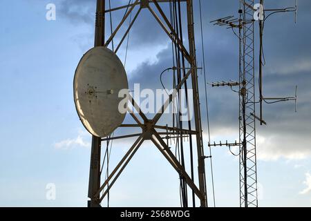 Saint George s, Grenada, Karibik - 10. Januar 2025: Ein Antennenmast mit Funkrelais und Mobilfunkantennen auf Grenada, der für Telekommunikation und Empfang in der Karibik genutzt wird *** ein Antennenmast mit Richtfunkanlage und Mobilfunkantennen auf Grenada, der für die Telekommunikation und den Empfang in der Karibik genutzt wird Stockfoto