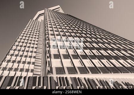 Edificio Colón auch bekannt als Drassanes-Turm, ein Beispiel für die Architektur des Brutalismus in Barcelona, Ciutat Vella, Spanien Stockfoto