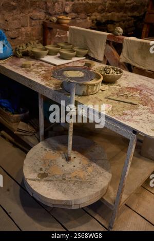 Herstellung von keramischen Produkten, Werkstück. Schöner Hintergrund mit Keramikstücken Stockfoto