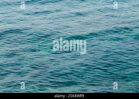 Türkisfarbenes Meer - Hintergrund der Wasseroberfläche Stockfoto