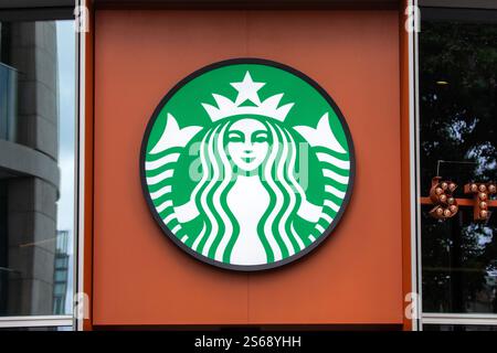 London, Großbritannien - 22. Juli 2024: Starbucks Logo auf der Außenseite eines der Cafés in London, Großbritannien. Stockfoto