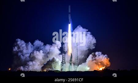 Cape Canaveral, Florida, USA. Januar 2025. Die New Glenn-Rakete von Blue Origin startet vom Launch Complex-36, Cape Canaveral Space Force Station, Florida, für ihren Erstflug. (Kreditbild: © Jennifer Briggs/ZUMA Press Wire) NUR REDAKTIONELLE VERWENDUNG! Nicht für kommerzielle ZWECKE! Stockfoto