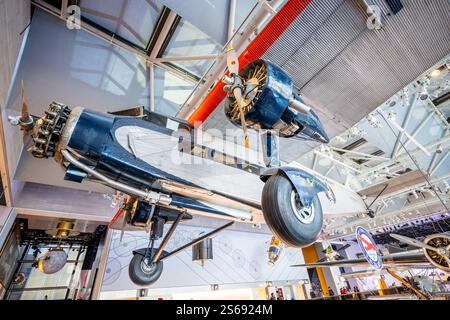 Smithsonian Air and Space Museum National Mall | WASHINGTON D.C., Vereinigte Staaten – Ein Ford 5-AT Tri-Motor hängt mit seiner Wellblechhaut als eines der ersten amerikanischen All-Metal-Flugzeuge im National Air and Space Museum. Der 1928 eingeführte Tri-Motor half bei der Etablierung des Liniendienstes in den USA und erhielt den Spitznamen „Tin Goose“. Stockfoto