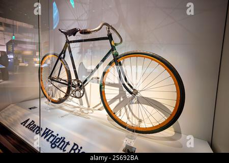 WASHINGTON DC – Ein seltenes Fahrrad aus dem Jahr 1898, eines von nur fünf bekannten, noch existierenden Fahrrädern der Brüder Wright, wird im National Air and Space Museum ausgestellt. Das Fahrrad, das ursprünglich für 42 50 US-Dollar verkauft wurde, repräsentiert die frühe mechanische und fertigende Expertise der Brüder Wright vor ihrer Luftfahrt. Stockfoto