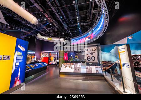 WASHINGTON DC, USA – die Ausstellung Nation of Speed im National Air and Space Museum befasst sich mit dem Streben der Menschheit nach immer größerer Geschwindigkeit durch Luftfahrt, Motorsport und andere Transportarten. Die Ausstellung zeigt technologische Entwicklungen, rekordverdächtige Errungenschaften und die kulturellen Auswirkungen von Geschwindigkeit in mehreren Disziplinen. Stockfoto