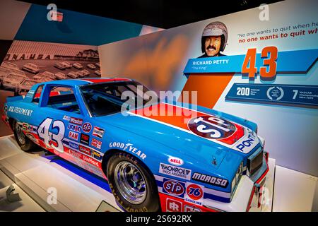 Smithsonian Air and Space Museum National Mall | WASHINGTON D.C., Vereinigte Staaten – Richard Pettys blau-roter Pontiac Nr. 43 steht in der Ausstellung Nation of Speed im National Air and Space Museum, dem Auto, in dem „The King“ seinen 200. NASCAR-Sieg bei Daytonas Firecracker 400 am 4. Juli 1984 erzielte. Das Rennen war die erste NASCAR-Veranstaltung, an der der amtierende US-Präsident Ronald Reagan teilnahm. Stockfoto