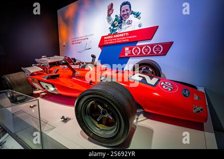 STP Hawk Indy 500 Race Car National Air and Space Museum Washington DC | WASHINGTON D.C., Vereinigte Staaten – der STP Hawk No. 2 von 1969, zu sehen in der Nation of Speed Ausstellung im National Air and Space Museum, trug Mario Andretti zum Sieg im Indianapolis 500 mit einem Rekorddurchschnitt von 157 km/h, einem ursprünglich Ersatzwagen, der Autobesitzer Andy Granatelli nach 23 Jahren Versuch seinen ersten Indy-Sieg brachte. Stockfoto