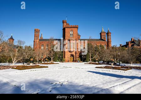 WASHINGTON DC – das Smithsonian Institution Building, allgemein bekannt als „The Castle“, steht an der National Mall vor einem winterlichen Himmel. Das im Jahr 1855 fertiggestellte Gebäude im Neugotik-Stil dient als Hauptquartier und Besucherzentrum der Smithsonian Institution. Der formale Parterre-Garten im Vordergrund ist Teil des Enid A. Haupt Garden, der in den 1980er Jahren nach viktorianischen Entwürfen nachgebaut wurde. Stockfoto