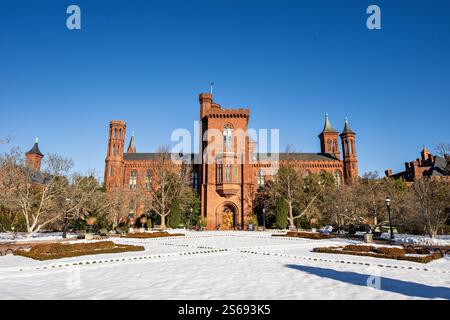 WASHINGTON DC, USA – das Smithsonian Institution Building, allgemein bekannt als „The Castle“, steht am Winterhimmel der National Mall. Das im Jahr 1855 fertiggestellte Gebäude im Neugotik-Stil dient als Hauptquartier und Besucherzentrum der Smithsonian Institution. Der formale Parterre-Garten im Vordergrund ist Teil des Enid A. Haupt Garden, der in den 1980er Jahren nach viktorianischen Entwürfen nachgebaut wurde. Stockfoto