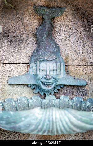 WASHINGTON DC – zwei kleine Springbrunnen mit Fischmotiven zieren Nischen an der Inlet Bridge im Tidal Basin in Washington DC. Diese skurrilen Wasserspiele wurden 1987 von dem Bildhauer Constantine Seferlis geschaffen und zollen Manus „Jack“ Fish, dem ehemaligen Regionaldirektor des National Park Service, Tribut. Fish überwachte bedeutende Projekte in Washington DC, darunter Constitution Gardens und das Vietnam Veterans Memorial, bevor er in den Ruhestand ging. Stockfoto