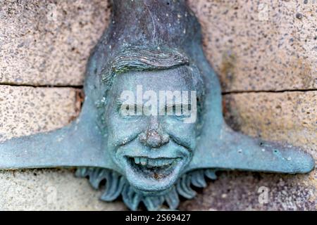WASHINGTON DC – zwei kleine Springbrunnen mit Fischmotiven zieren Nischen an der Inlet Bridge im Tidal Basin in Washington DC. Diese skurrilen Wasserspiele wurden 1987 von dem Bildhauer Constantine Seferlis geschaffen und zollen Manus „Jack“ Fish, dem ehemaligen Regionaldirektor des National Park Service, Tribut. Fish überwachte bedeutende Projekte in Washington DC, darunter Constitution Gardens und das Vietnam Veterans Memorial, bevor er in den Ruhestand ging. Stockfoto
